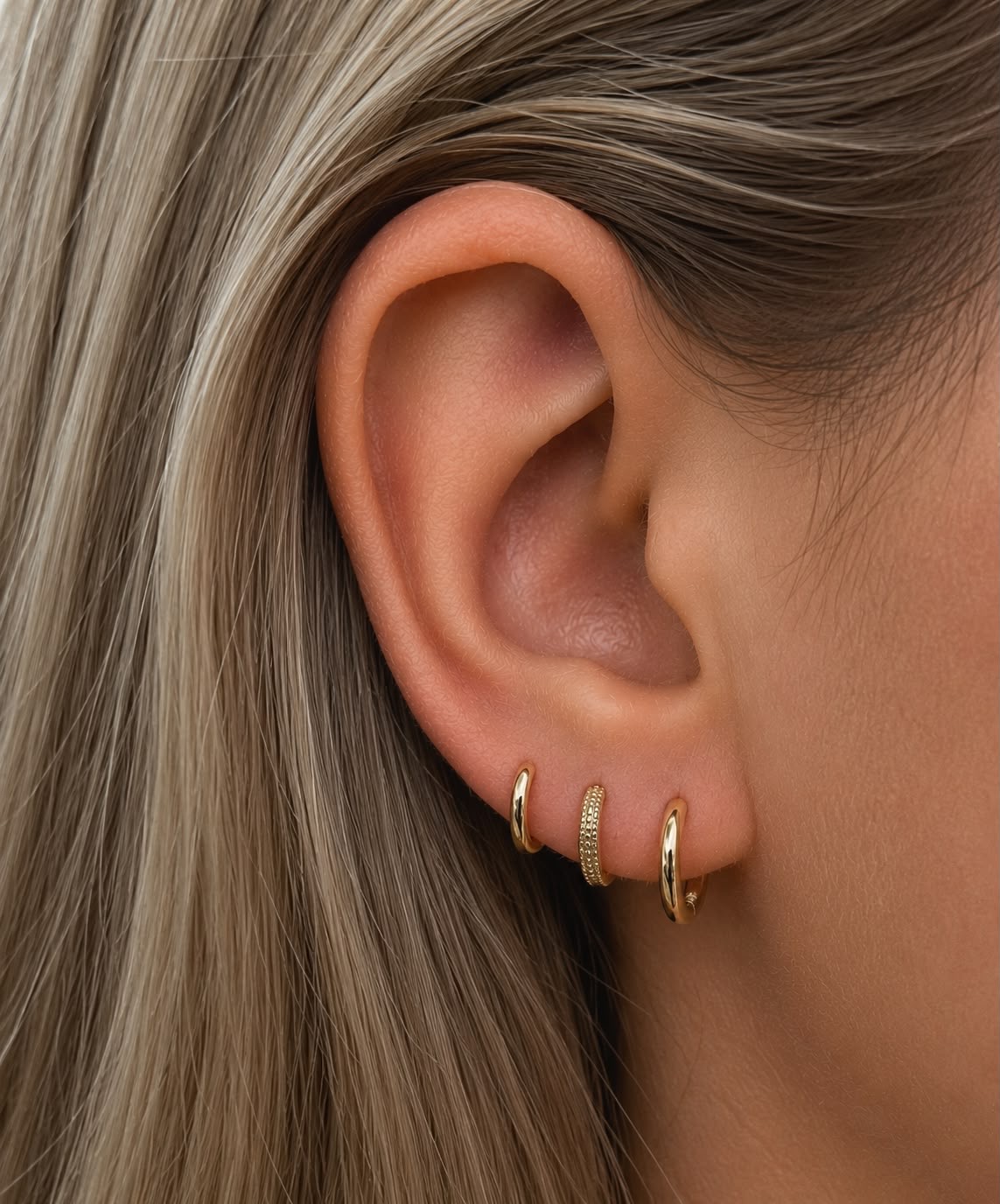 Composição de lóbulo com 1º, 2º e 3º furo usando três argolas de ouro — Luquini Estética Auricular