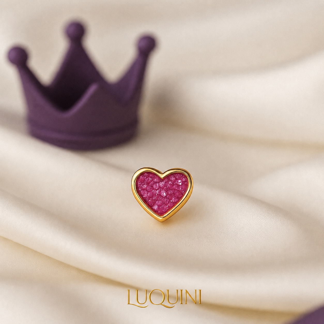 Coleção Princesas — brinco de coração rosa em aço cirúrgico folheado a ouro 24k para furo de orelha humanizado em bebê | Luquini Rio de Janeiro